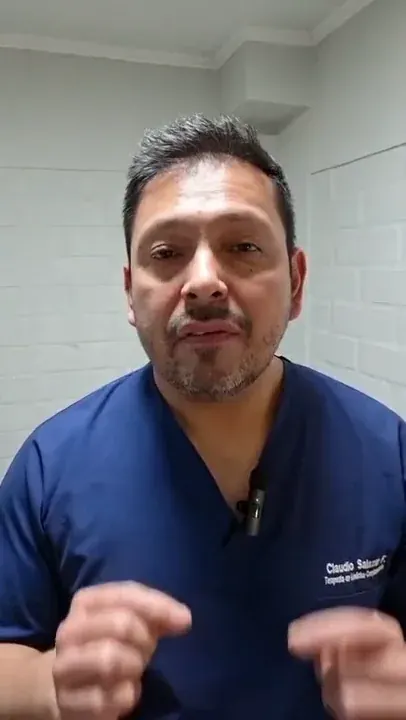 Claudio Salazar hablando a cámara en una lección de la Academia Relief