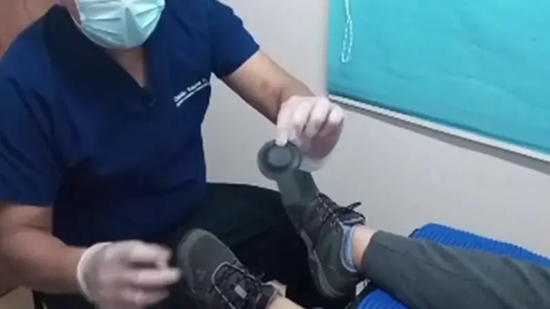 Claudio muestra uno de los imanes reales utilizados en biomagnetismo