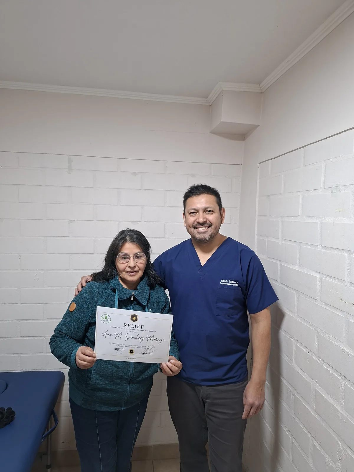 Entrega de certificado del curso de Biomagnetismo Medico, Relief San Bernardo